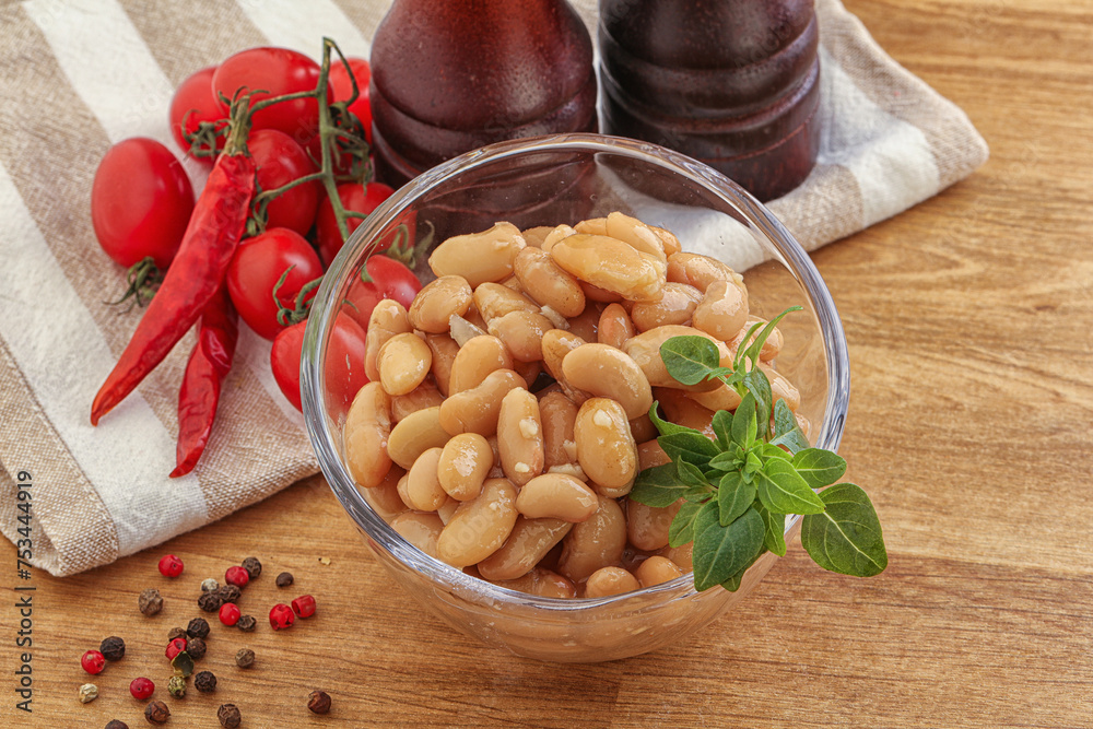Whinte canned kidney beans in the bowl Whinte canned kidney beans in the bowl