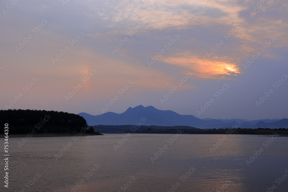 Fototapeta premium 吹上浜から望む霧島山（きりしまやま）は、九州南部の宮崎県と鹿児島県県境付近に広がる火山群の総称であり、霧島連山、霧島連峰、霧島山地あるいは霧島火山群とも呼ばれる。