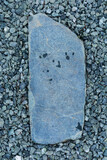 Kamień leżący na nawierzchni żwirowej tło, tekstura