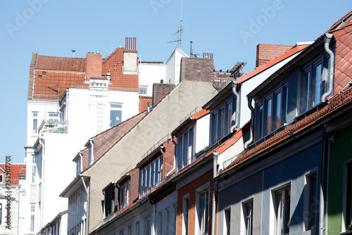 Wohngebäude mit Dächern und Schornsteinen, Bremen, Deutschland