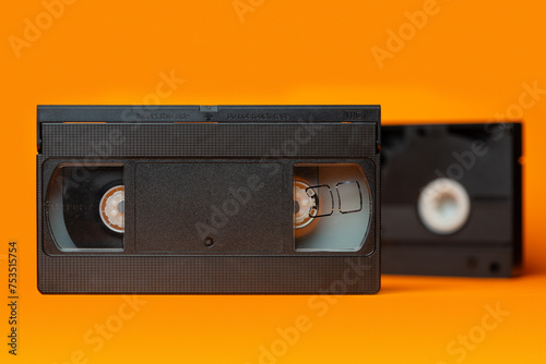 Cintas de video VHS mostrando el frontal y la parte trasera de este formato usado en los 80 para la grabación, alquiler y reproducción de películas en la televisión doméstica photo