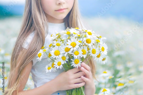 day’s eye_初夏の花畑で白いデイジーの花束を抱いた少女（花言葉は無邪気,純潔,平和,希望のイメージ）