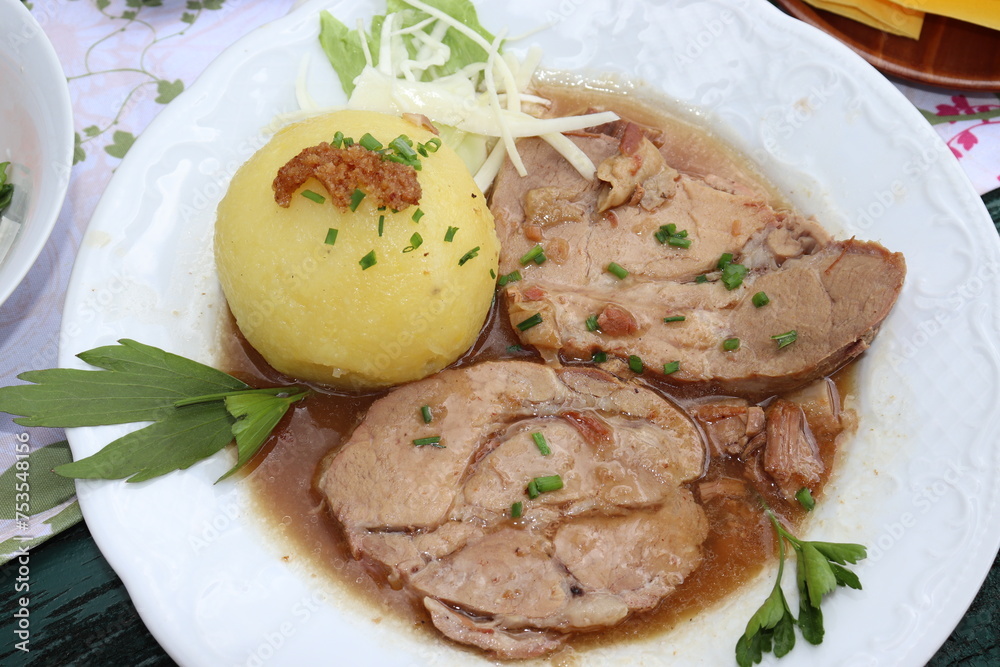 Schweinebraten mit Kloß Knödel und Soße traditionelle bayerische ...