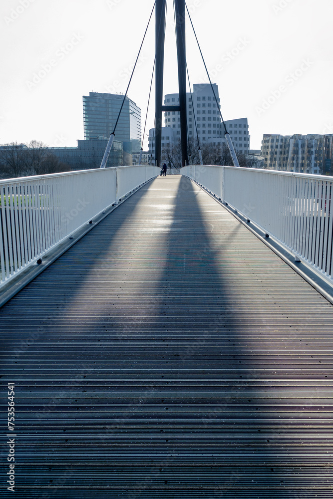 Düsseldorf, Brücke im Medienhafen