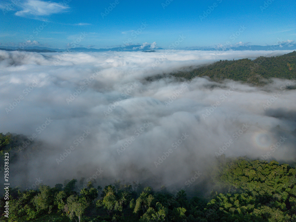 Obraz premium High-angle landscape in the sea of ​​mist exploring many forest areas the legend of the forest sky at the center of perfection. And the views here are the breathtaking pinnacle of winter in Thailand.