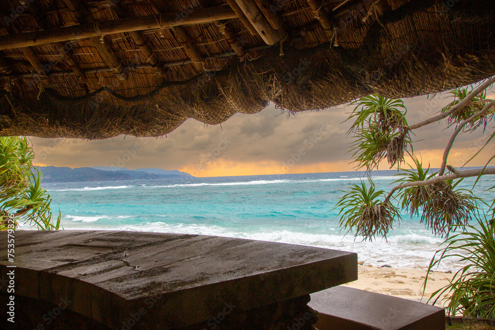 Fototapeta premium 奄美, 春(3月)に“寒の戻り”の冬の海,