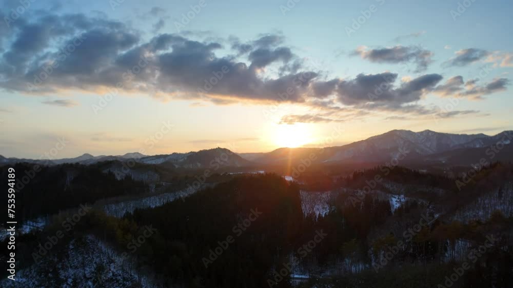 空撮 山と夕焼け 日没 空のグラデーション 空撮 山と夕焼け 日没 空のグラデーション