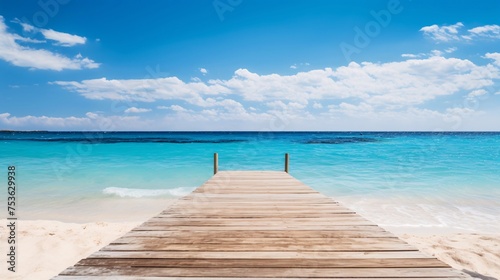 青い海へと続く桟橋、余白・コピースペースのある夏の背景