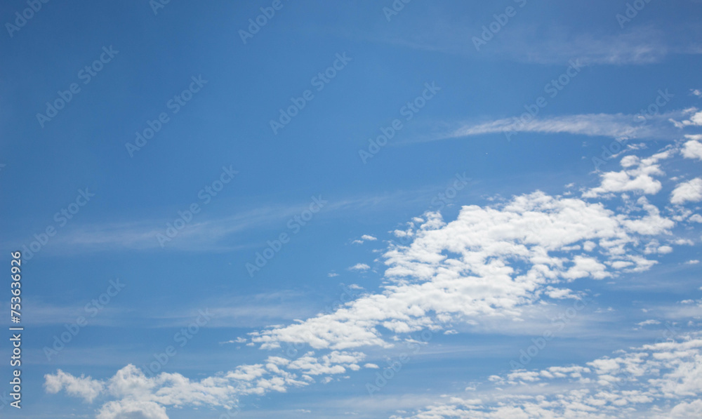 Blauer Himmel mit weißen Wolken Blauer Himmel mit weißen Wolken