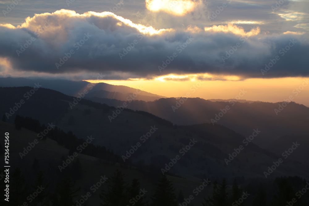 dramatischer Sonnenuntergang im Schwarzwald, Schauinsland in der nähe von Hofsgrund, Deutschland
