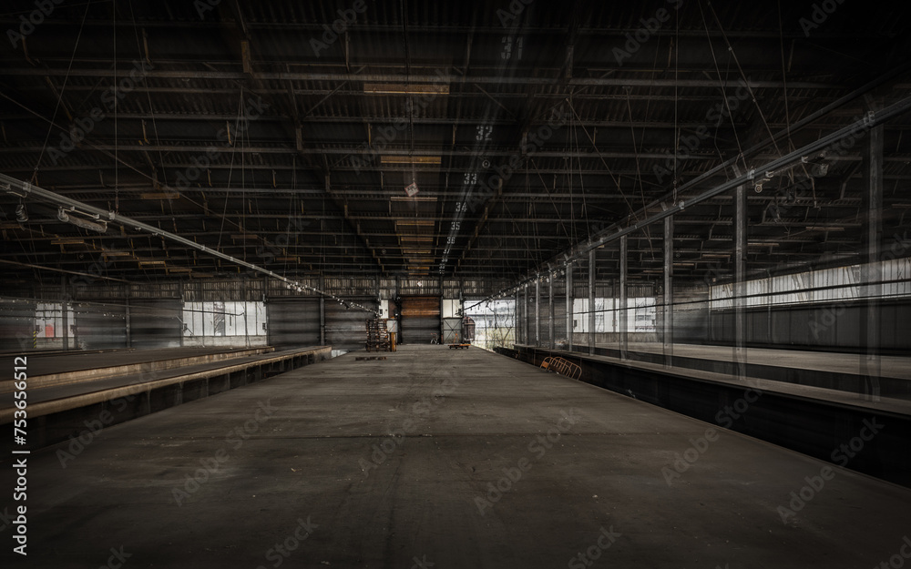 Alte verlassene Lagerhalle im Industriegebiet