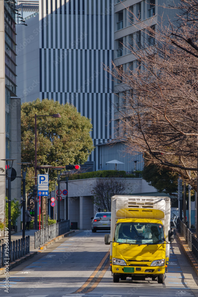 Fototapeta premium 東京六本木7丁目で働くトラック