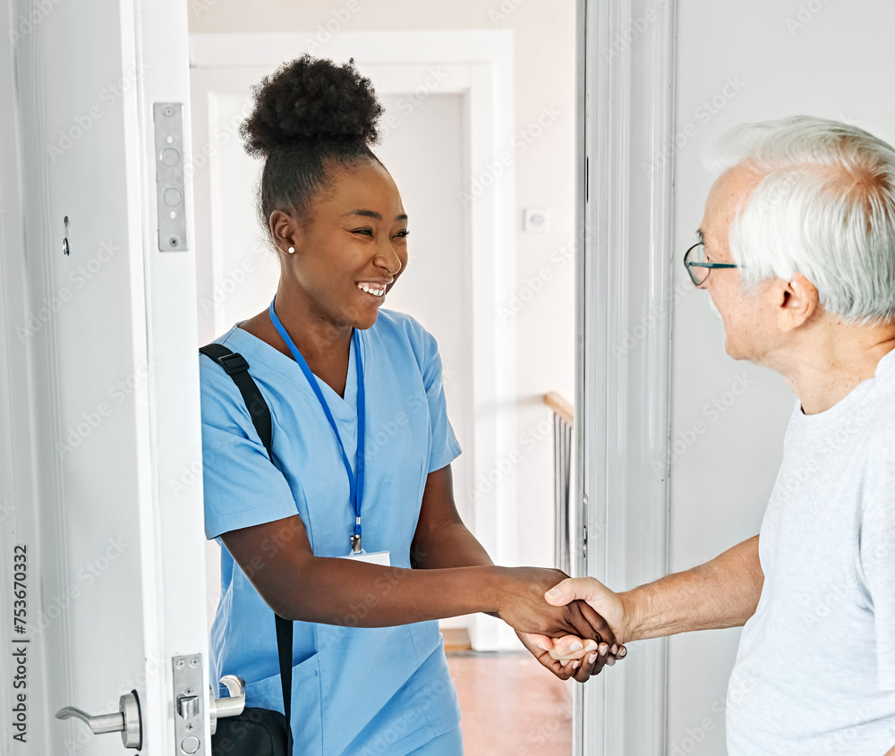Obraz premium nurse senior home care patient elderly caregiver door welcome greeting front door house house call health woman man retirement assistance nursing carer a helping hand arrival doorway