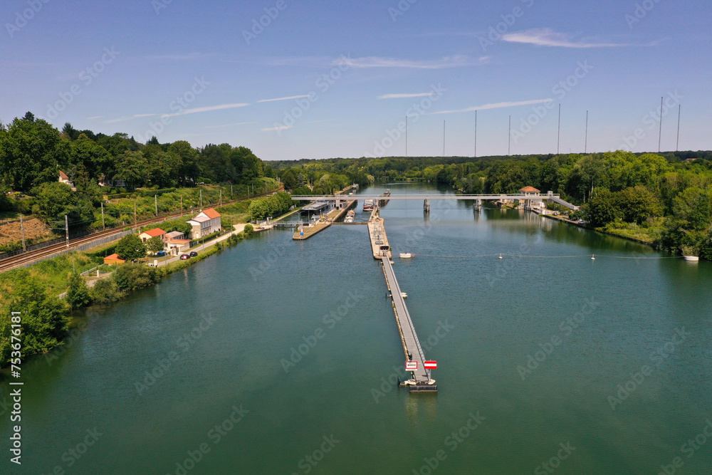 Fototapeta premium view of the Boissise le Roi lock in Seine et Marne