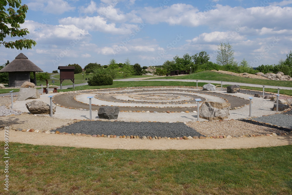 Fototapeta premium Kreise aus Kies im Lausitzer Findlingspark Nochten
