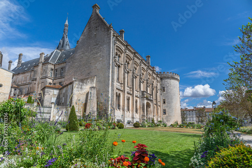 Hôtel de Ville d'Angoulême, Charente, depuis le jardin de l'Hôtel de Ville
