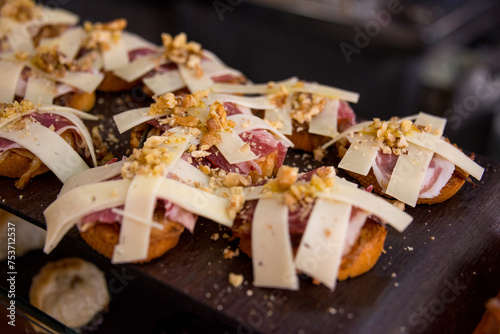 Tapas de jamón y queso en un bar de Andalucía