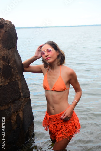 Mujer joven posando en bikini en el agua 
