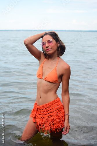 Mujer joven posando en bikini en el agua 