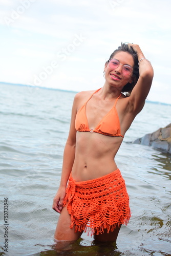 Mujer joven posando en bikini en el agua 
