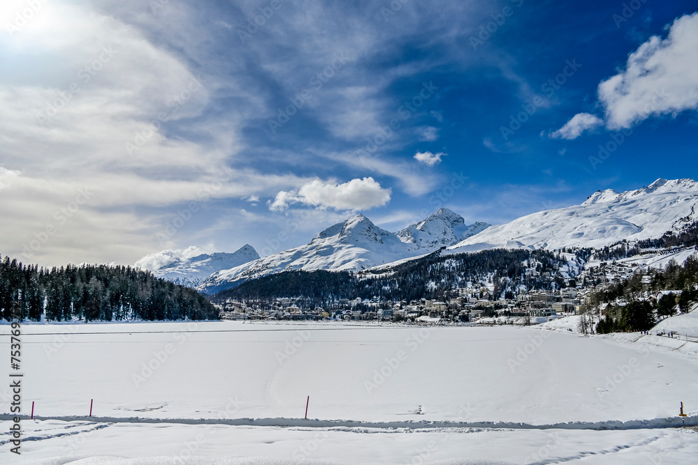 St. Moritz, St. Moritzersee, Oberengadin, Alpen, Corviglia, Piz Nair, Piz Julier, Winter, Wintersport, Winterwanderung, Stazerwald, Langlauf, Schneedecke, Graubünden, Schweiz St. Moritz, St. Moritzersee, Oberengadin, Alpen, Corviglia, Piz Nair, Piz Julier, Winter, Wintersport, Winterwanderung, Stazerwald, Langlauf, Schneedecke, Graubünden, Schweiz