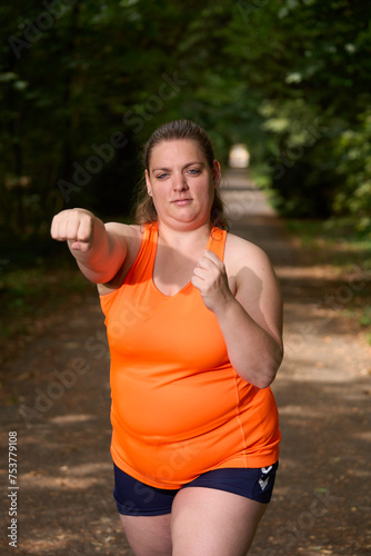 Junge Frau treibt Sport im Park. Plus Size, Yoga, Ausdauertraining