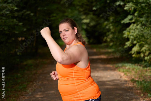 Junge Frau treibt Sport im Park. Plus Size, Yoga, Ausdauertraining