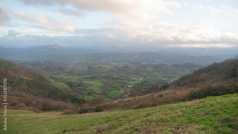 Panorama desde un monte verde en Asturias