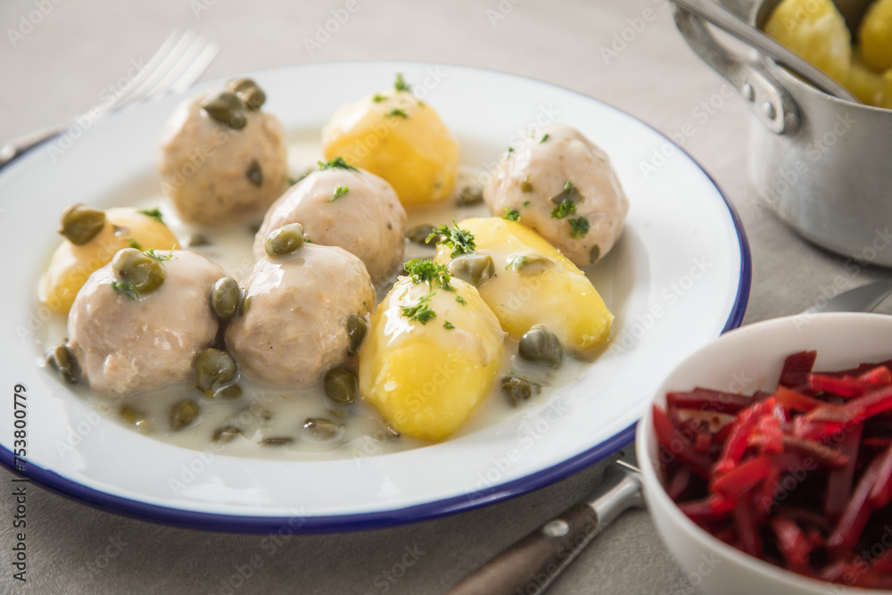 Φωτογραφία Königsberger Klopse mit Kapern, Salzkartoffeln und Rote Beete Salat auf rustikal