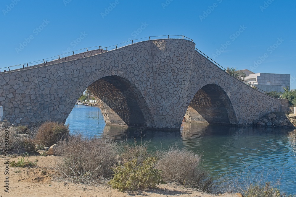 Stone bridge over water - obrazy, fototapety, plakaty 