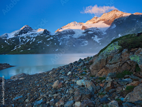 Schweiz, Graubünden, Piz Cambrena, Bernina Pass, See, Lago Bianco photo