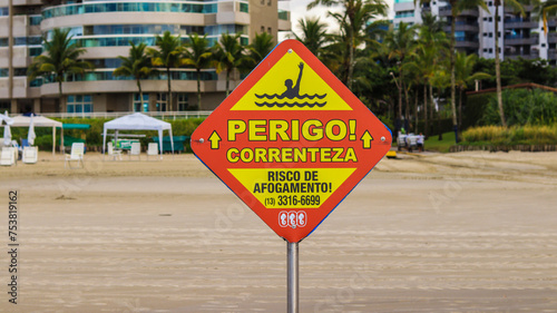 Placa de sinalização de perigo correnteza na praia de rivieira de são lourenço, bertioga, são paulo, brasil. Foto feita em Bertioga, SP em 02 Março 2024 photo