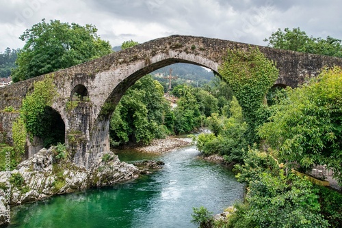 Stone Arches: Traverse the Timeless Beauty and Sturdy Grandeur of Ancient Stone Bridge Structures