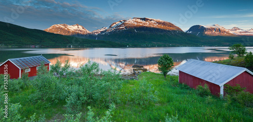 Norwegen, Nordland, Gratangen Fjord, Dudalstinden, Hütten photo