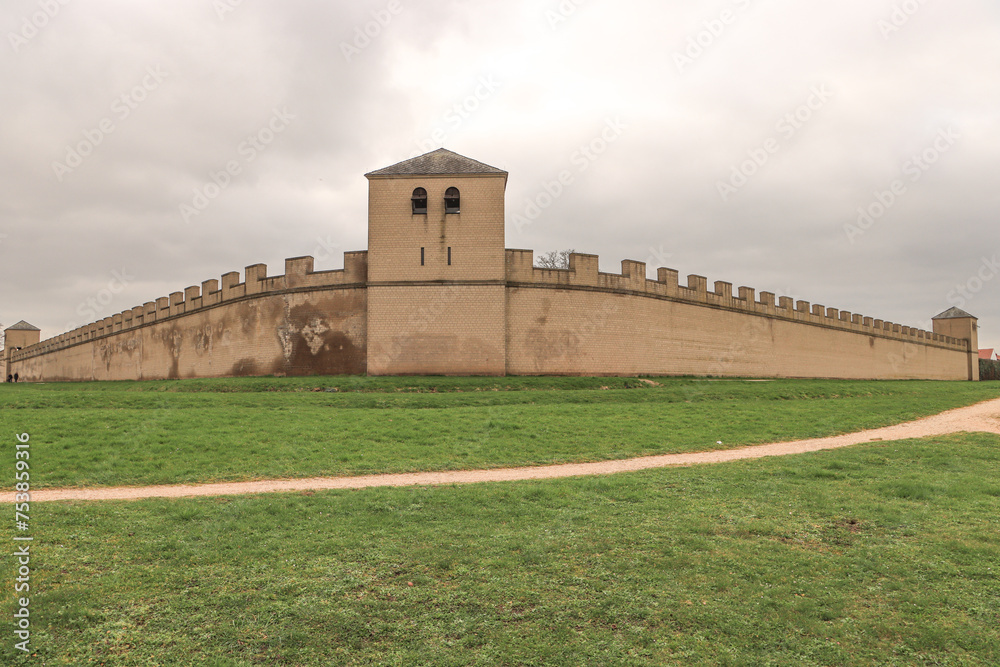Archäologischer Park Xanten: Imposante Stadtmauer mit Türmen 