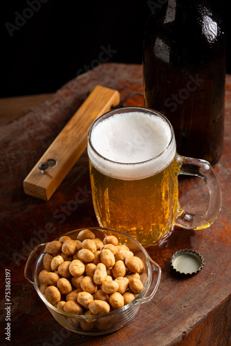 Fototapeta Naklejka Na Ścianę i Meble -  Glass of cold beer and peanuts on the table.
