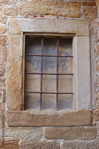 Altes Fenster am verlassenen Haus.