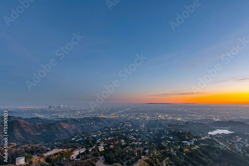 Twilight Serenity: 4K Ultra HD Image of Lake Hollywood with Los Angeles in the Background at Dusk © Only 4K Ultra HD