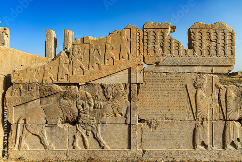 Obraz na płótnie Iran. Persepolis, an ancient capital of the Achaemenid Empire (UNESCO World Heritage site). Palace of Artaxerxes, Nothern facade - Relief of lion and bull w salonie