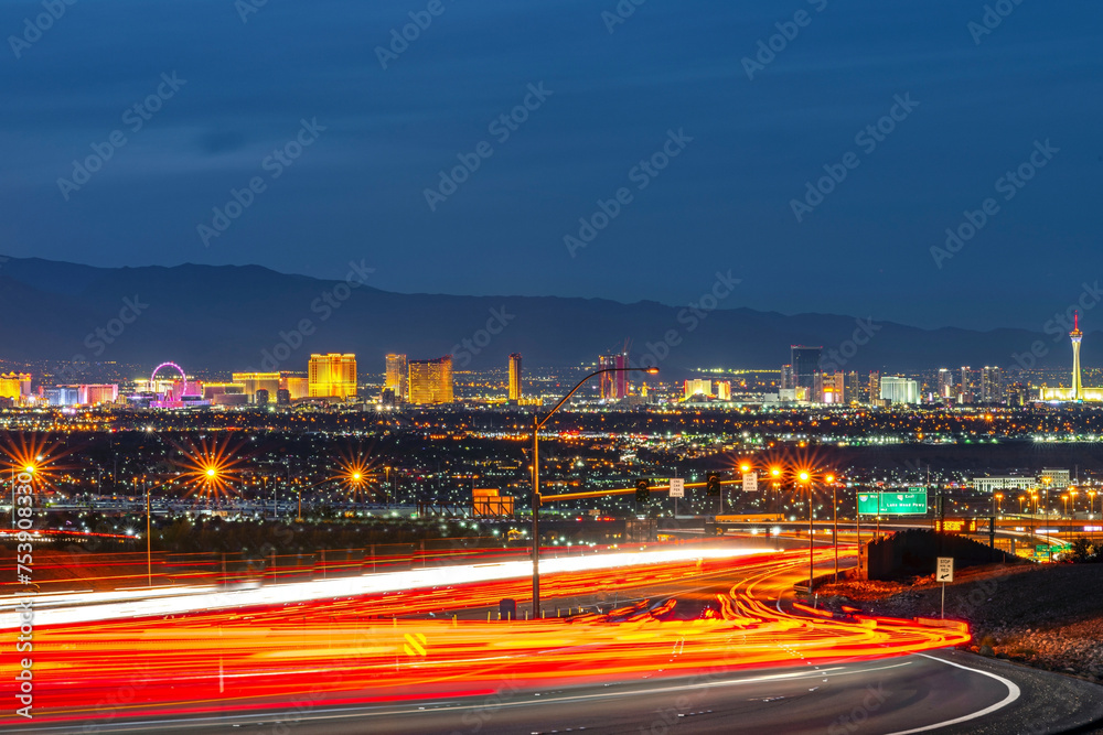 Twilight Charm: 4K Ultra HD Image of Las Vegas Skyline at Evening Hour
