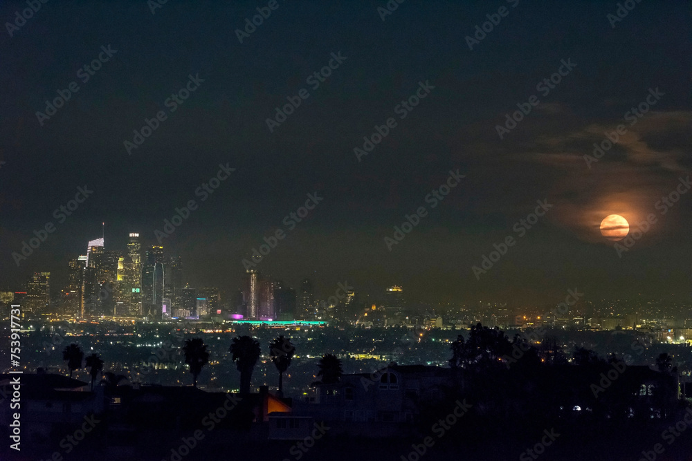 Lunar Majesty: 4K Ultra HD Image of Super Moon Over Los Angeles