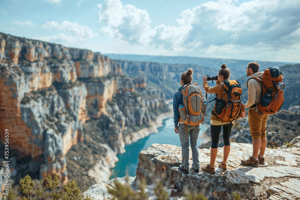 Obraz premium Group of hikers overlooking a canyon