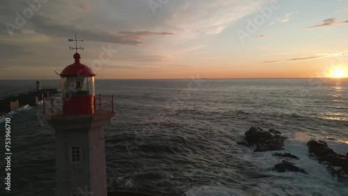 Farol na costa do Oceano Atlântico, na antiga cidade europeia do Porto photo