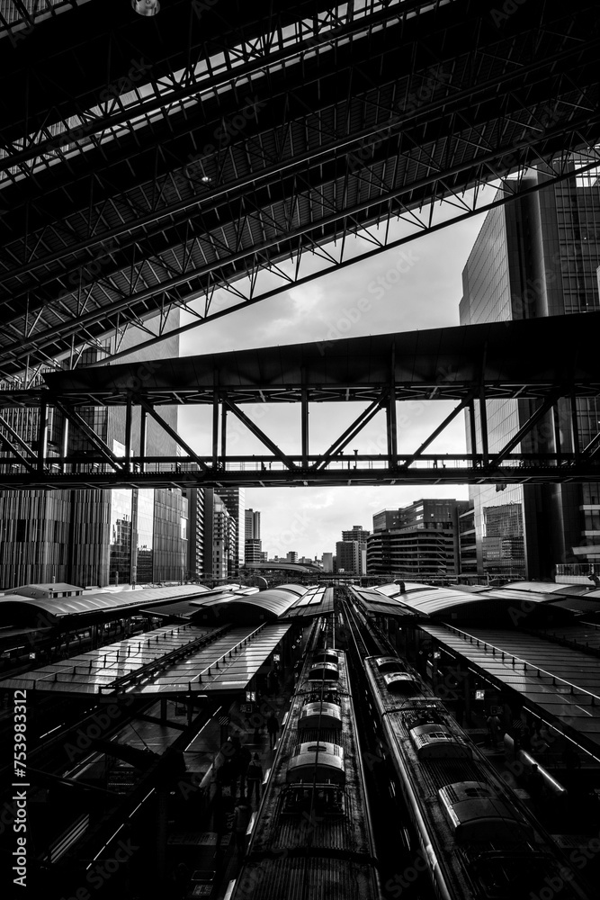 夕陽を浴びる大阪駅のホームをモノクロで撮影 夕陽を浴びる大阪駅のホームをモノクロで撮影