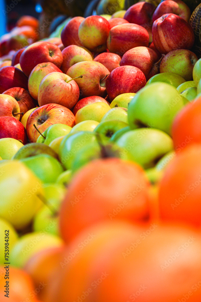 Close-up de maçãs e laranjas à venda no mercado