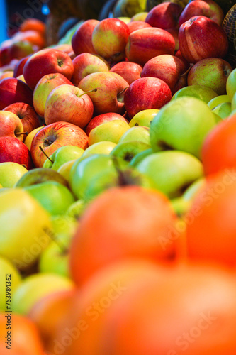 Close-up de maçãs e laranjas à venda no mercado