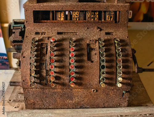 Antigua caja registradora oxidada