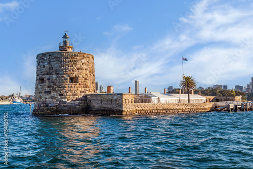 Obraz na płótnie Fort Denison is situated on Pinchgut, one of the most visited and photographed islands on Sydney Harbour. In 1788 a convict named Thomas Hill was sentenced to a week on bread and water on the island. w salonie