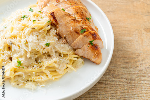 spaghetti white creamy sauce with grilled chicken