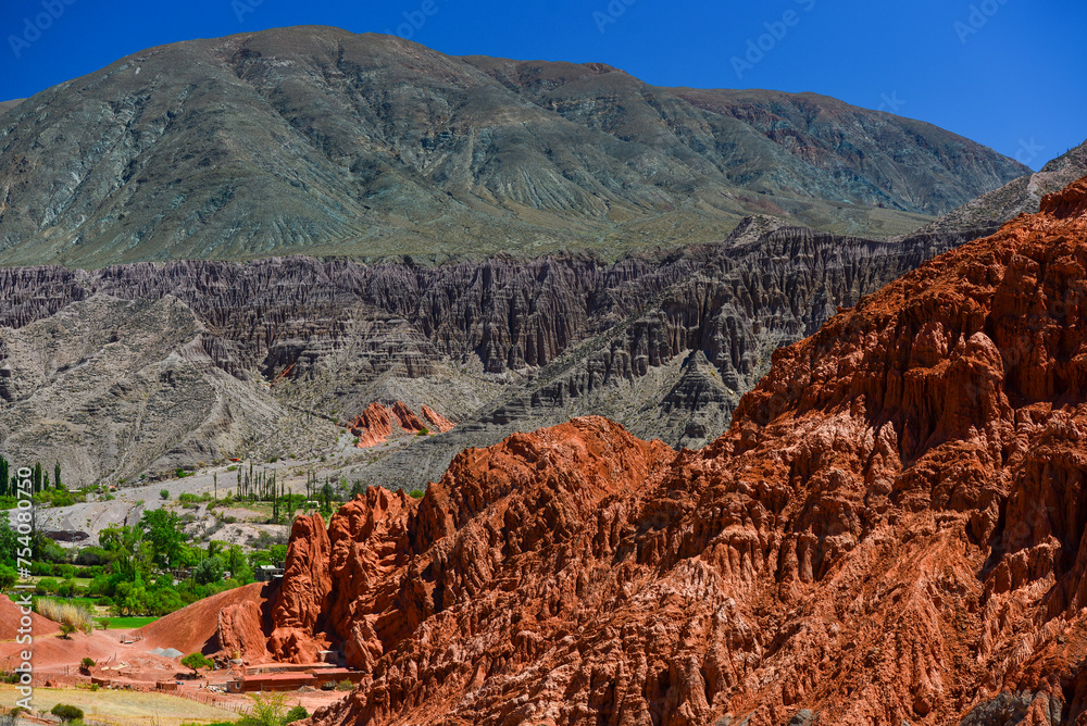 Φωτογραφία Hiking through the rugged and colorful landscape surrounding the town of Purmamarca, Quebrada de Humahuaca, Jujuy Province, northwest Argentina